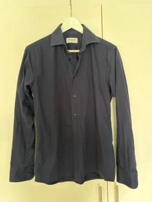 John Henric skjorta  - Marinblå John Henric skjorta i storlek 37/S. Bevarad i fint skick.