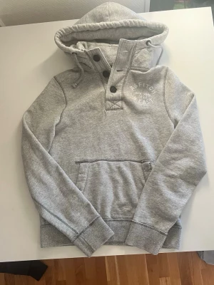 Abercrombie & fitch hoodie (sällsynt) - Riktigt fet Abercrombie cardigan/hoodie i grå färg. Väldigt sällsynt och svår o få tag på. Storlek L kan även passa större M fint skick inga fel. Pris endast 568 kr kom gärna med frågor och prisförslag har även mycket mer i min profil kolla stor rabatt vid köp av flera 😁✌️