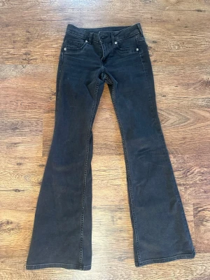 Svarta low rise bootcut jeans 💞🫶🏼 - Säljer ett par svarta lågmidjade jeans från H&M! 😊Använda ett flertal gånger men fortfarande i fint skick!🌸🌸