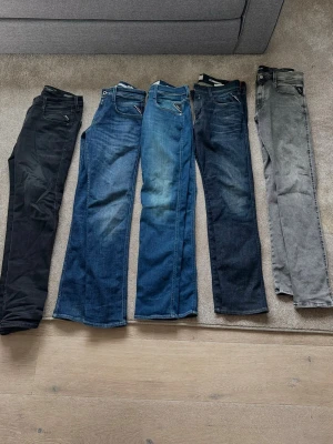 Fem par jeans i olika färger - Säljer fem par jeans i olika färger och tvättar. Modellerna varierar från raka till smala ben och färgerna är svart, blått, mörkblått och grått. Perfekta för dig som vill ha variation i garderoben och gillar klassiska denimlooks.