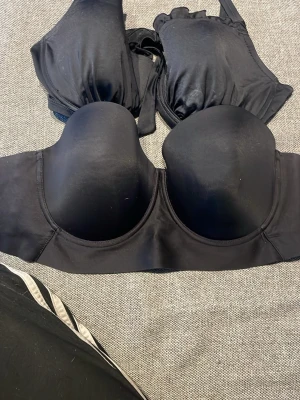 Svart axelbandslös och med axelband bikini - Bikinis som är snygg