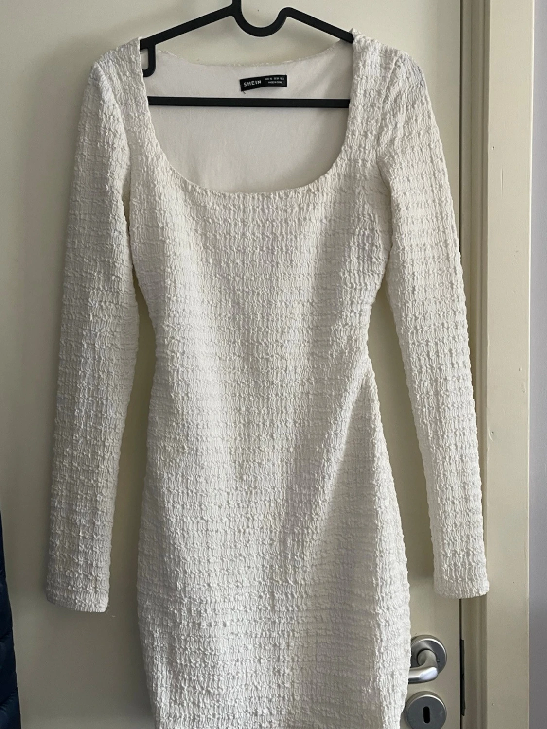 Vit långärmad klänning