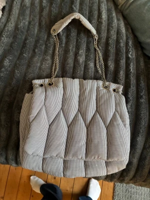 Randig handväska med kedja - Snygg handväska i randigt mönster från Zara, använd nån gång bara