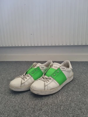 Valentino vita sneakers med grön detalj - Jag säljer ett par valentinos med gröna detaljer. Det är bara att skriva om prisförslag eller frågor.