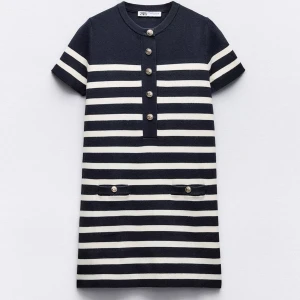 Randig kortklänning från Zara - Säljer en svart och vit randig kortklänning från Zara 💓💓