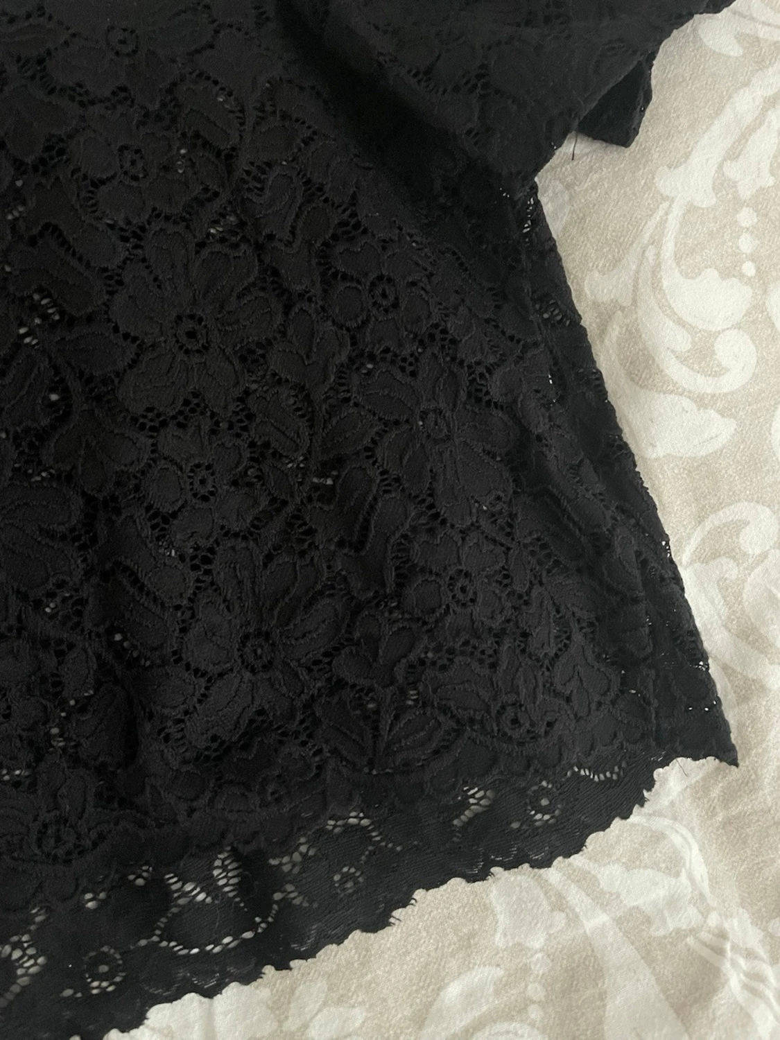 Svart spetsblus med blommönster - 2