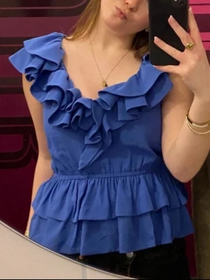 Hm volang blus  - Jätte fin volangblus, står att det är i storlek 40 men insydd så att den passar xs/s‼️‼️