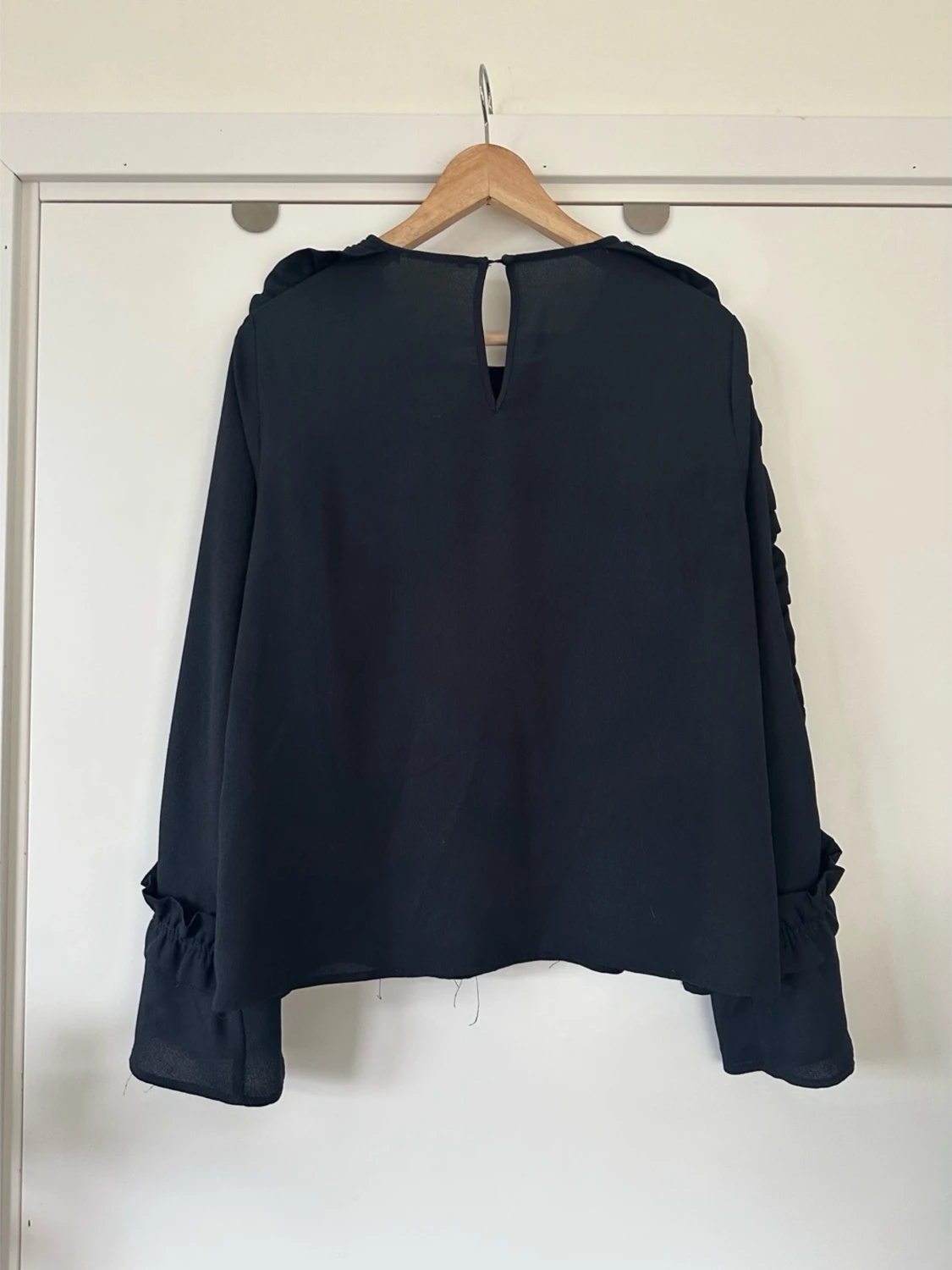 MCD Marinblå  blus med volangärmar, storlek M - 1