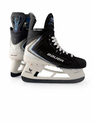 Bauer flylite hockeyskridskor svart/vit - Säljer ett par snygga Bauer flylite hockeyskridskor i svart och vitt med blå detaljer. Skridskorna har klassisk snörning, robust plastmaterial och en modern design. Perfekta för dig som vill ha bra grepp på isen och gillar sportig stil. Använd en träning 