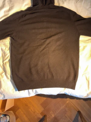 Oscar Jacobsson cashmere hoodie - Säljer nu min Oscar Jacobsson cashmere hoodie då den ej kommer till användning längre. Den är i storlek L och knappt använd.