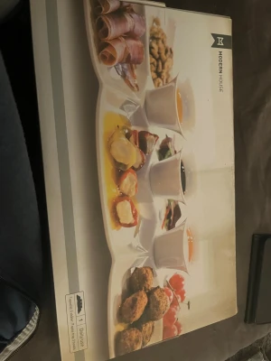 Tapasfat med 3 skålar Modern House - Tapasfat från Modern House i vitt porslin, 41,5 x 25 cm, med tre små skålar på 60 ml. Perfekt för servering av tapas, snacks eller såser. Tål ugn upp till 280°C och är tillverkat för daglig användning. OÖPPNAD 