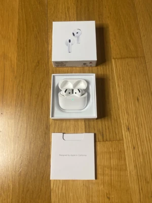Apple AirPods 4 trådlösa hörlurar - Säljer ett par vita Apple AirPods 4 i originalförpackning. Hörlurarna är trådlösa och har en stilren, minimalistisk design i plast. Perfekta för musik, samtal och gaming. Laddas smidigt i det medföljande etuiet.