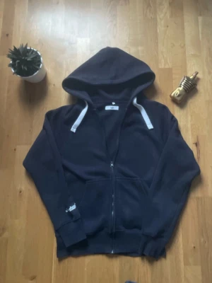 Russemerch hoodie - Russemerch hoodie inte använd så mycket passa inte mig utan säljer vidare den till någon som vill ha en cozy tröja. Passar även Storlek S och M Frågor och vid intresse skriv i dm . Pris går att diskutera 