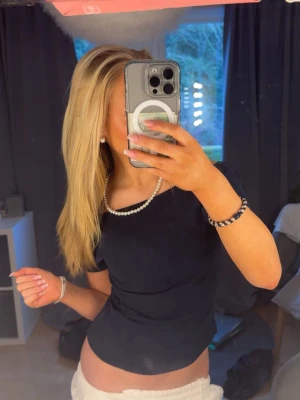 Marinblå of shoulder topp - Jättesöt marinblå kortärmad of shoulder topp från Gina med öppen rygg. Älskar denna men kommer tyvärr inte till användning (använd väldigt fåtal gånger) skriv om ni undrar nått!❤️