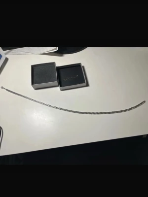 Äkta silverhalsband Guldfynd - Intressekoll på mitt silverhalsband från guldfynd. Köpt för ungefär 1,2k runt 2022 och liknande silverhalsband som är runt 35g och ungefär 50cm kostar runt 2k idag pågrund av det stigande silverpriset. Skriv för frågor eller prisförslag