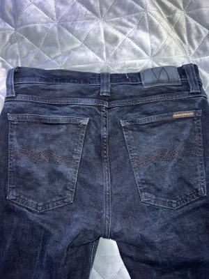 Mörkblå jeans från Nudie Jeans - Snygga svarta washed jeans från nudie i storleken 30W 32L pris kan diskuteras!