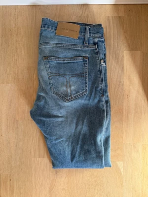 Tiger of sweden jeans - Säljer ett par stilrena jeans från Tiger of Sweden med en ljusblåfärg, i storlek 29/32. Perfekt för dig som är ute efter ett par jeans som passar till alla årstider med hög kvalitet.