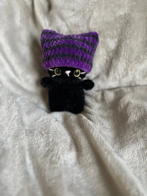 Virkad katt med mössa - Obs detta är en beställning så köp ej om det inte är din! Katten är ca 19 cm hög 🌸