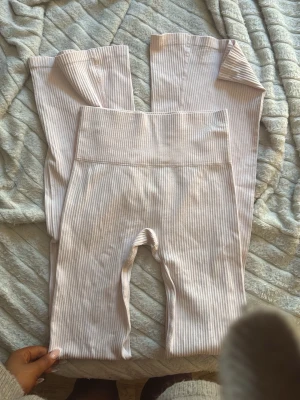 Ljusrosa ribbade leggings - Ljusrosa träningsbyxor från lager 157