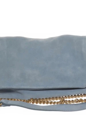 Ljusblå axelväska med guldkedja - Snygg ljusblå axelväska i mockaimitation med mjuk form och guldfärgad kedjerem. Perfekt för dig som vill ha en stilren och trendig accessoar. Väskan har en enkel design utan synliga loggor och passar till många olika outfits.