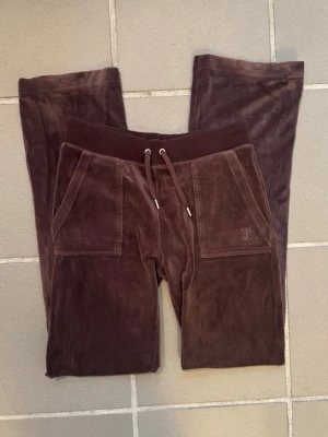 Bruna Juicy Couture Byxor - Juicy Couture byxor i färgen Chocolate, knappen är lite trasig (se bild)