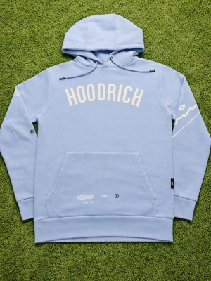 En Hoodrich hoodie  - Säljer en Hoodrich hoodie i färgen ljusblå, den är helt ny, oanvänd. 