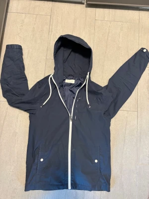  vindjacka från Pier One - Vindjacka från pier one i frägen marin blå , mycket bra skick