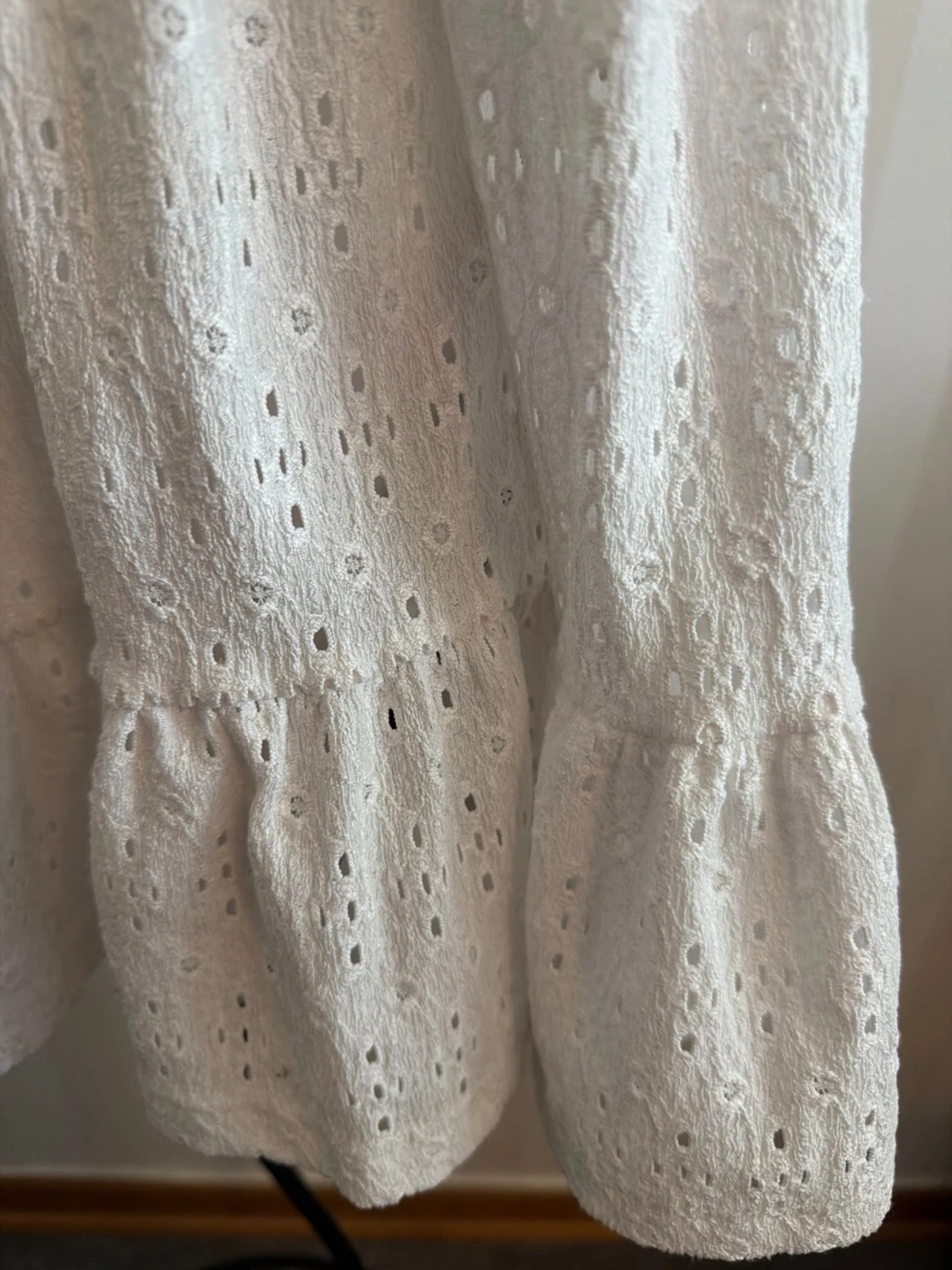 Vit somrig klänning med spetsdetaljer - 2