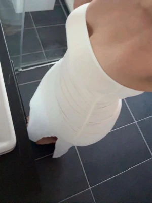 Vit axelbandslös klänning - Säljer en snygg vit axelbandslös klänning med figurnära passform och slits framtill. Klänningen har en stilren design och passar perfekt när du vill sticka ut lite extra. Materialet känns stretchigt och bekvämt. Fler bilder kan skickas.