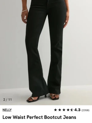 Svarta bootcut jeans från Nelly - Snygga svarta bootcut jeans från Nelly med låg midja och klassisk femficksmodell. Jeansen har utsvängda ben och diskreta sömmar baktill. Perfekta för dig som gillar en trendig och avslappnad look.