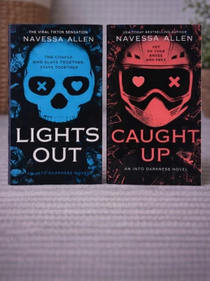 Lights Out & Caught Up Series (2 books) (Normal size – not pocket) - Romantik • Contemporary • Drama  En modern och känslodriven duologi som fokuserar på relationer, personlig utveckling och de val som formar livet bakom kulisserna. Berättelserna utforskar kärlek, ambition och sårbarhet, där starka känslor möter vardagens utmaningar och avgörande ögonblick. Perfekt för dig som uppskattar samtida romantik med emotionellt djup och karaktärer som känns äkta.  📚 Innehåller: Lights Out Caught Up  Skick: Helt nya böcker. Omslag: Pappercover. Storlek: standard