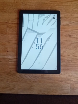 surfplatta  - Säljer en svart helt ny surfplatta från Thomson med stor pekskärm och kamera på baksidan. Plattan har en stilren design med mattsvart baksida och tydlig logga. Perfekt för att surfa, kolla film eller spela spel. Funkar bra utan problem.