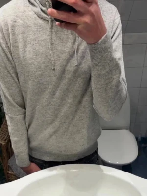 Bengtson’s 100% Merinoull Hoodie - Bengtson’s Merino | Helt Ny | Cloud Grey | 100% Merinoull | Storlek S | Handsydda Bengtson’s Tvättlappar | Modellen är 178 | Hör gärna av dig om du har någon fundering!