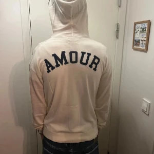 Zadig Hoodie - Säljer en stilren merino ull zip up från  Zadig Voltaire. Ny priset är runt 4000kr och jag säljer för bara 1200kr Säg till ifall du vill ha mer bilder så kan jag !