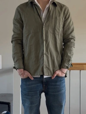 Olivgrön Overshirt - Snygg olivgrön overshirt från Samsøe samsøe perfekt nu till våren. Köptes ny i Köpenhamn för 2200kr. Använd max tre gånger.