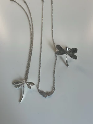 Smyckeset med trollslända och vingar - Säljer ett set med två halsband och en ring, i väldigt bra skick!🩵🩵 