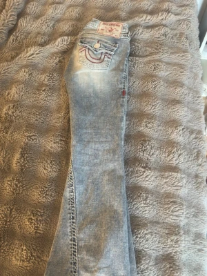 True Religion bootcut jeans blå - Säljer ett par blå bootcut jeans från True Religion. Modellen ”Joey low rise flare”. Väldigt snålt använda då jag tyckt att de blivit för stora på mig. Storlek 25. Pris kan diskuteras vid snabb affär. Nypris låg på 2399 då de är limited eddition. Mitt pris: 1900 då de är använda ett fåtal gånger. Pris kan diskuteras vid snabb affär!
