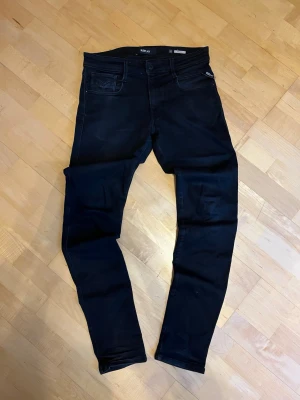 Replay anbas svart - Svarta replay anbas jeans i storlek 31W 34L! Bara att skriva vid frågor om mått eller vad som helst!🙌