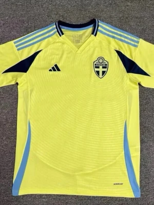 Svensk landslagströja Adidas gul - Gul fotbollströja från Adidas med Sveriges landslagsemblem på bröstet. Tröjan har ljusblå och mörkblå detaljer, V-ringning och klassiska Adidas-ränder på axlarna. Tillverkad i lätt och ventilerande material, perfekt för träning eller match. Du kan bestämma vilken storlek du vill ha!!!! Det kan ta upp till mellan 15-20 dagar!!!