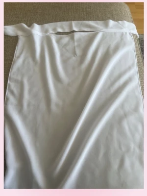 Vit Niqab - Säljer en stilren vit enkel niqab som är lång 🤍💗💞