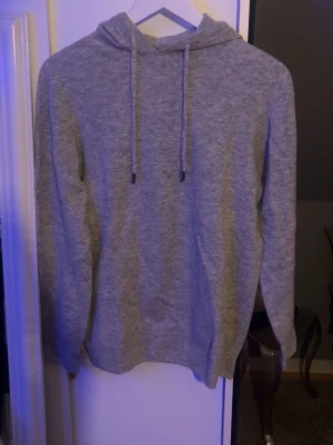 Ljusgrå Kashmir  hoodie - Köpt ifrån Bella Sverige oktober förra året oanvänd kvitto finns. Storlek m. Säljer då den är lite för liten på armarna då jag är 188 cm men hade nog passat perfekt för nån som är lite kortare