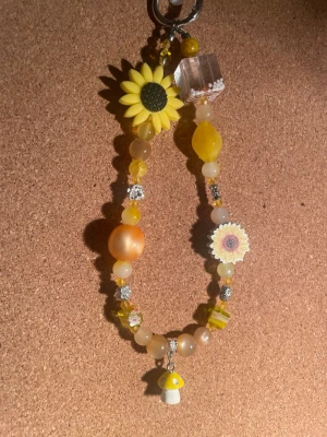 Gult handgjort Väsksmycke  - Handgjort av mig 