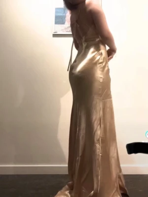 Balklänning - Superfin champagne färgad klänning från Zalando (True Decadence) som är använd en gång. Jag är 160 lång! Kommer tvättad 💕