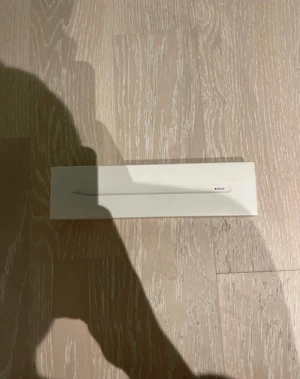 Apple Pencil Gen 2 - Apple Pencil gen 2 i vit färg, levereras i originalförpackning. Perfekt tillbehör för iPad, används för att rita, skriva och navigera på surfplattan. Snygg och stilren design i plast med Apples logga på förpackningen.