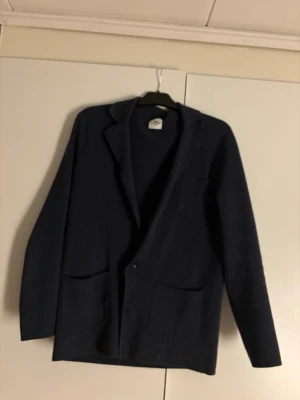 Mörkblå stickad kavaj - Mörkblå stickad kavaj från John Henric 