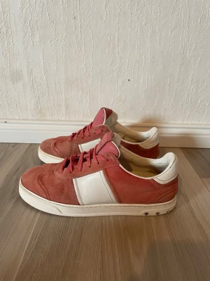 Valentino flycrew - Skick: 6.5/10 inga defekter men ganska andvända, | Inget som märks eller syns så mycket storlek: 38 passar dig med storlek 39!