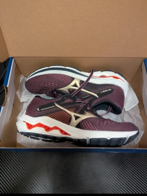 Mizuno Wave Inspire 17  - Säljer ett par helt nya skor i perfekt skick. Aldrig använda och levereras i originalkartong.  Nypris: ca 1400 kr  Mitt pris: 300 kr   Ett riktigt bra tillfälle att få ett par kvalitetsskor för en bråkdel av butikens pris.  ✔ 100% nya ✔ Originalkartong ingår ✔ Redo att skickas direkt  Kan fraktas inom hela Sverige eller så finns det Möjlighet till upphämtning i Göteborg.  Endast seriösa köpare. Skicka meddelande vid intresse eller om du vill ha fler bilder. Storlek är 38,5