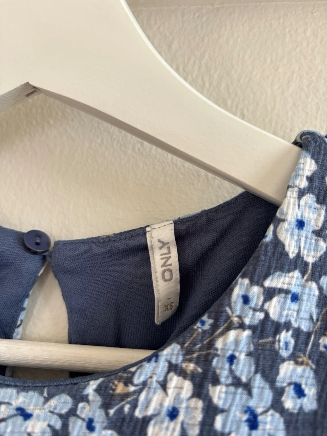 Blommig blå klänning med puffärm - 2