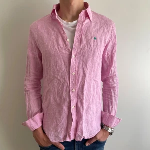 Rosa linneskjorta från Morris - Säljer en snygg rosa skjorta från Morris i 100% linne. Skjortan är i storlek M och är perfekt inför sommaren! Den har broderad grön logga på bröstet. Tveka inte på att höra av dig om du har frågor eller funderingar! 🤩Priset är inte hugget i sten! 🪨 