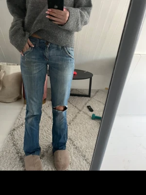 Blå slitna jeans från Miss Sixty - Säljer ett par blå jeans från Miss Sixty med slitningar och hål på ena knät.  Om måt är bara att fråga om💗